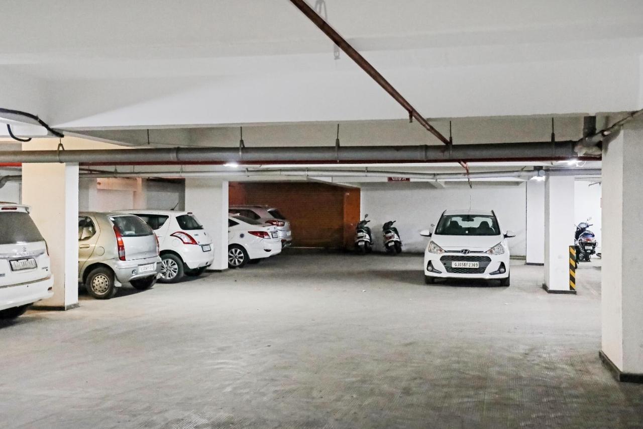 Hotel Gokul Solitaire, Surat Bhatha Esterno foto
