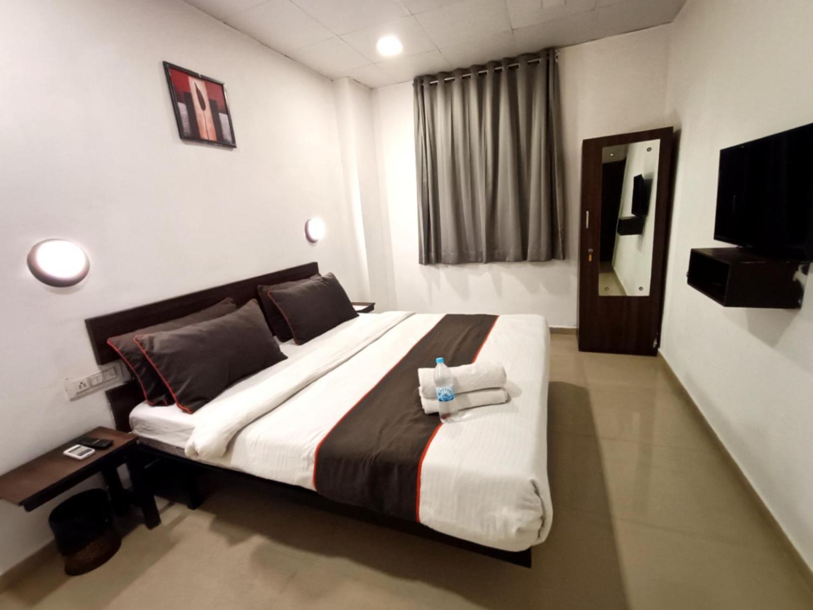 Hotel Gokul Solitaire, Surat Bhatha Esterno foto