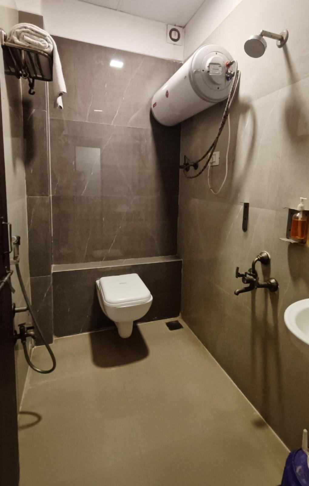 Hotel Gokul Solitaire, Surat Bhatha Esterno foto