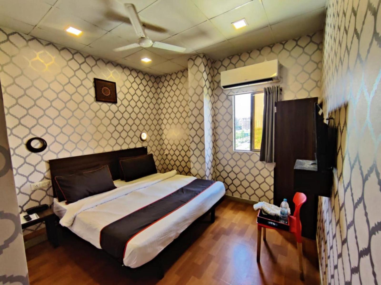 Hotel Gokul Solitaire, Surat Bhatha Esterno foto