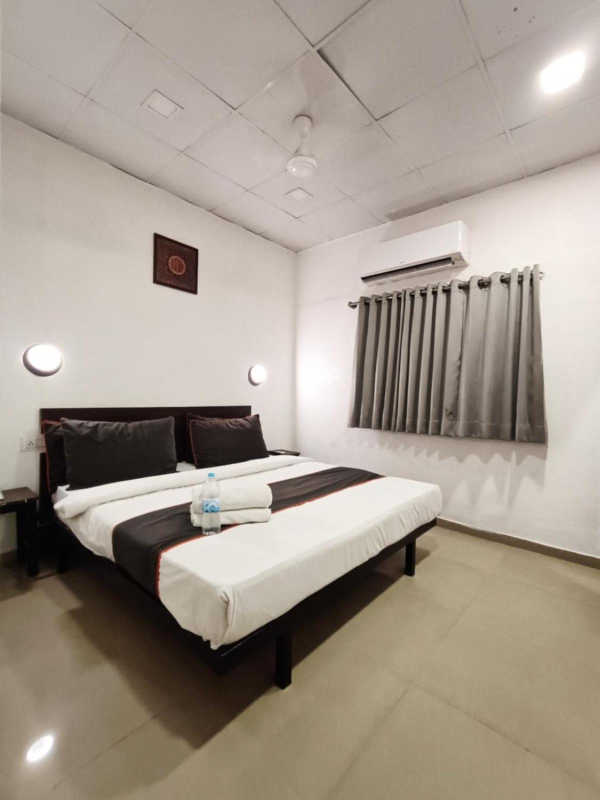 Hotel Gokul Solitaire, Surat Bhatha Esterno foto