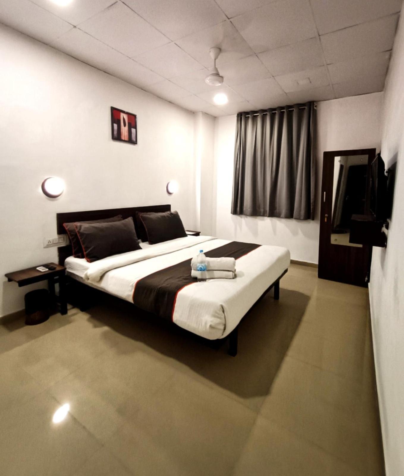 Hotel Gokul Solitaire, Surat Bhatha Esterno foto