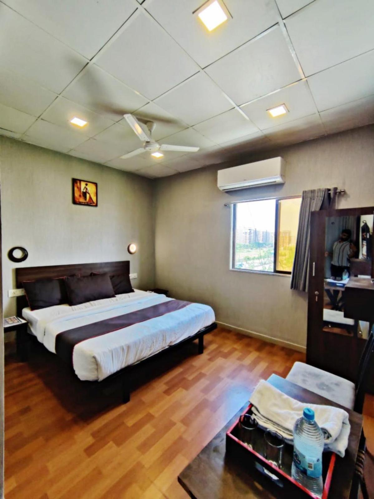 Hotel Gokul Solitaire, Surat Bhatha Esterno foto