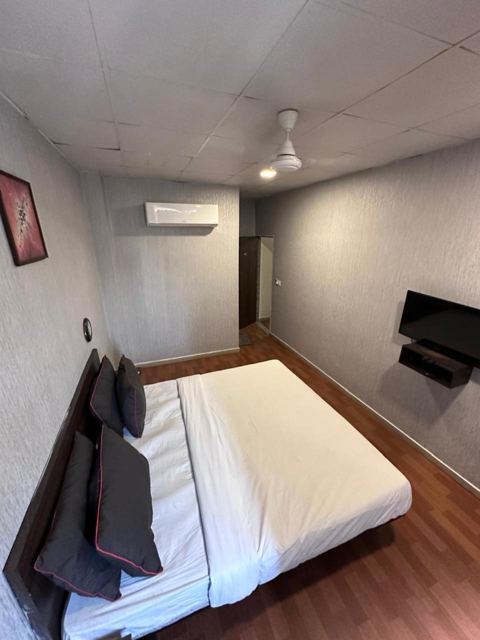 Hotel Gokul Solitaire, Surat Bhatha Esterno foto