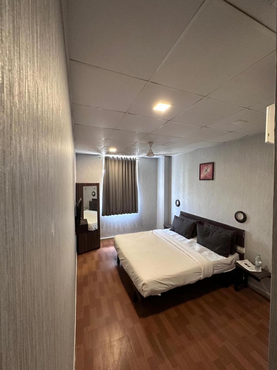 Hotel Gokul Solitaire, Surat Bhatha Esterno foto