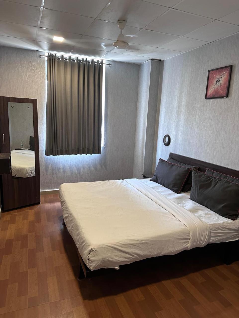 Hotel Gokul Solitaire, Surat Bhatha Esterno foto