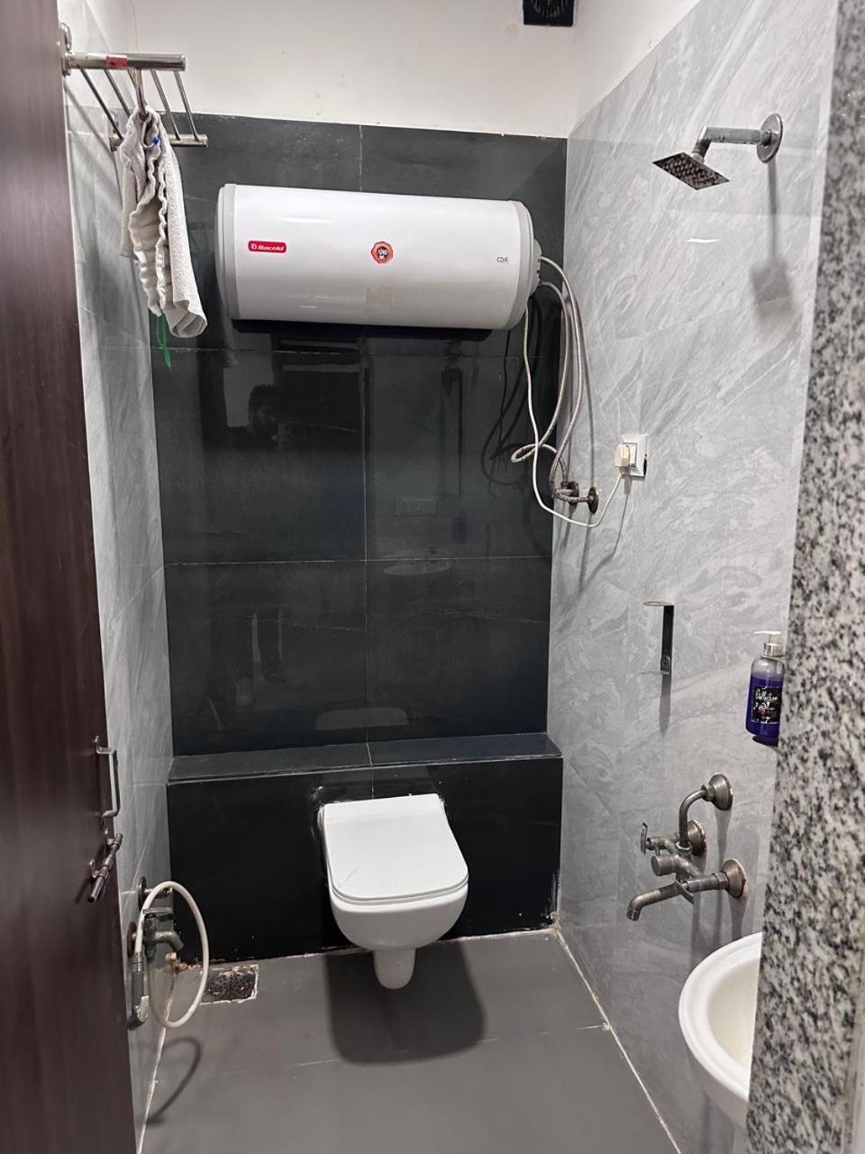 Hotel Gokul Solitaire, Surat Bhatha Esterno foto