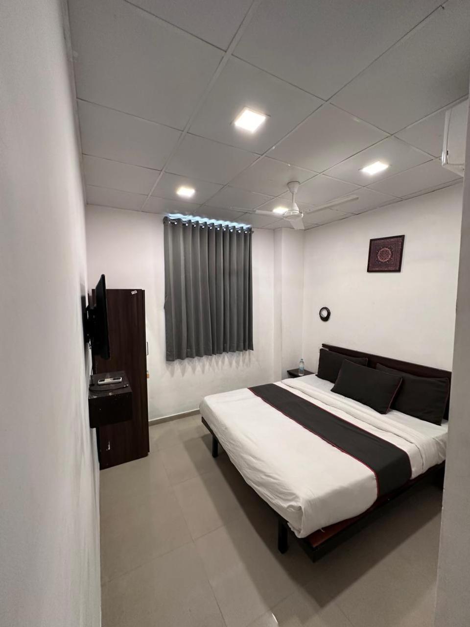 Hotel Gokul Solitaire, Surat Bhatha Esterno foto