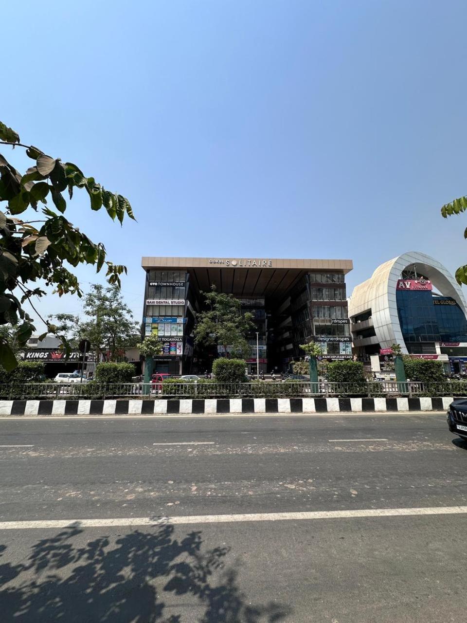 Hotel Gokul Solitaire, Surat Bhatha Esterno foto